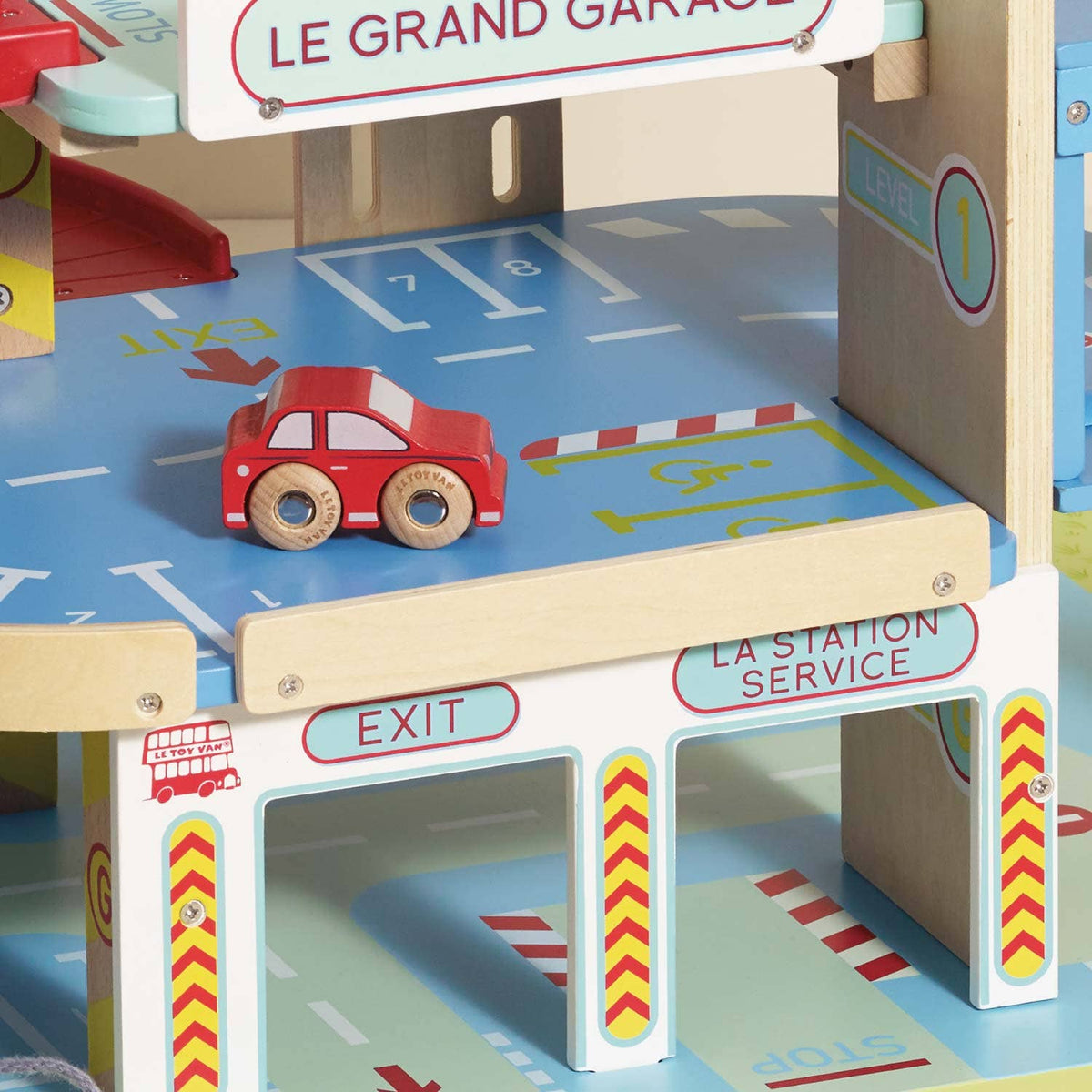 Le Grand Wooden Garage
